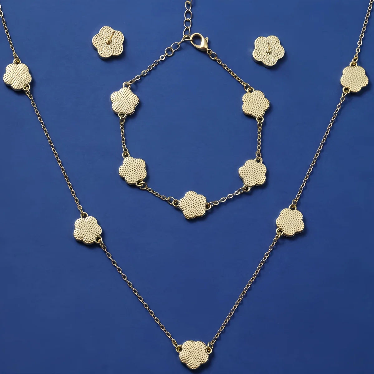 Elegant Clover Jewellery Set – Timeless Charm in a Three-Piece Design