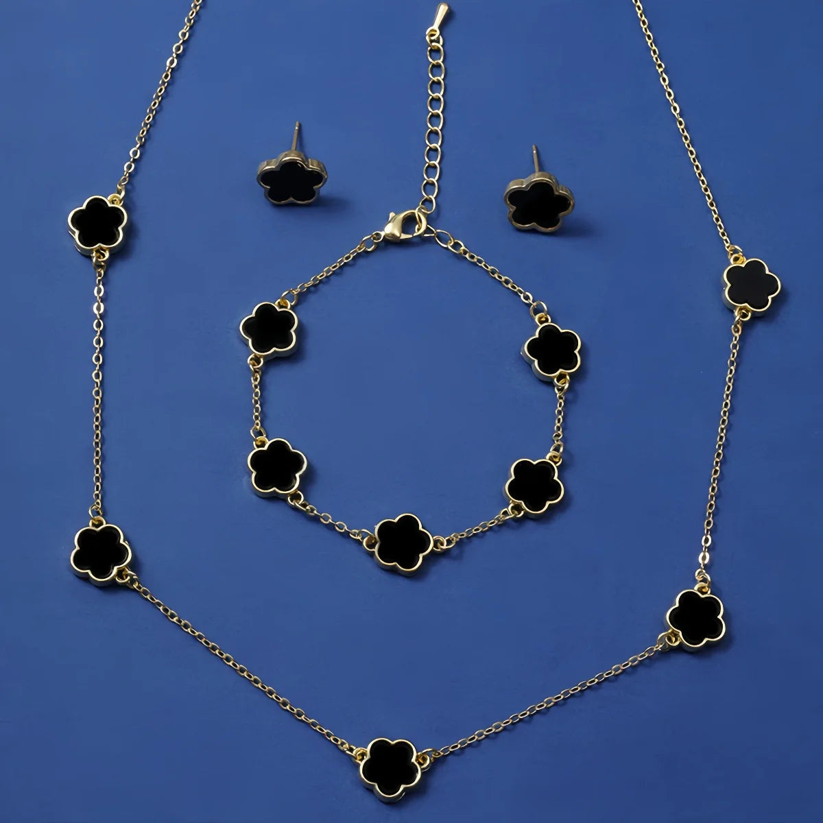 Elegant Clover Jewellery Set – Timeless Charm in a Three-Piece Design