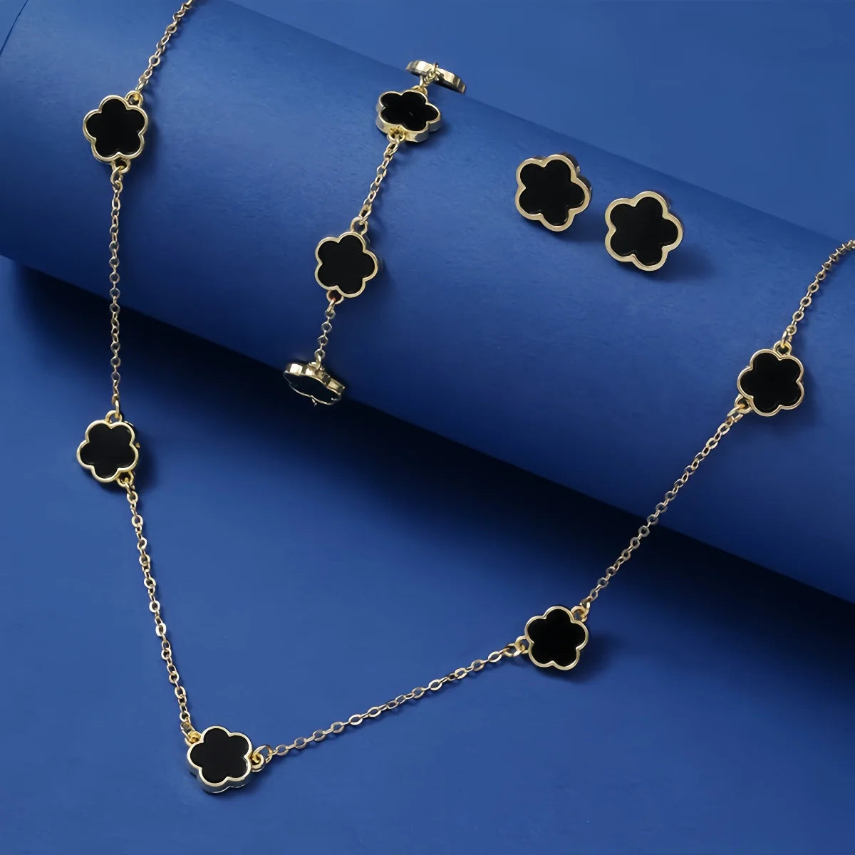 Elegant Clover Jewellery Set – Timeless Charm in a Three-Piece Design